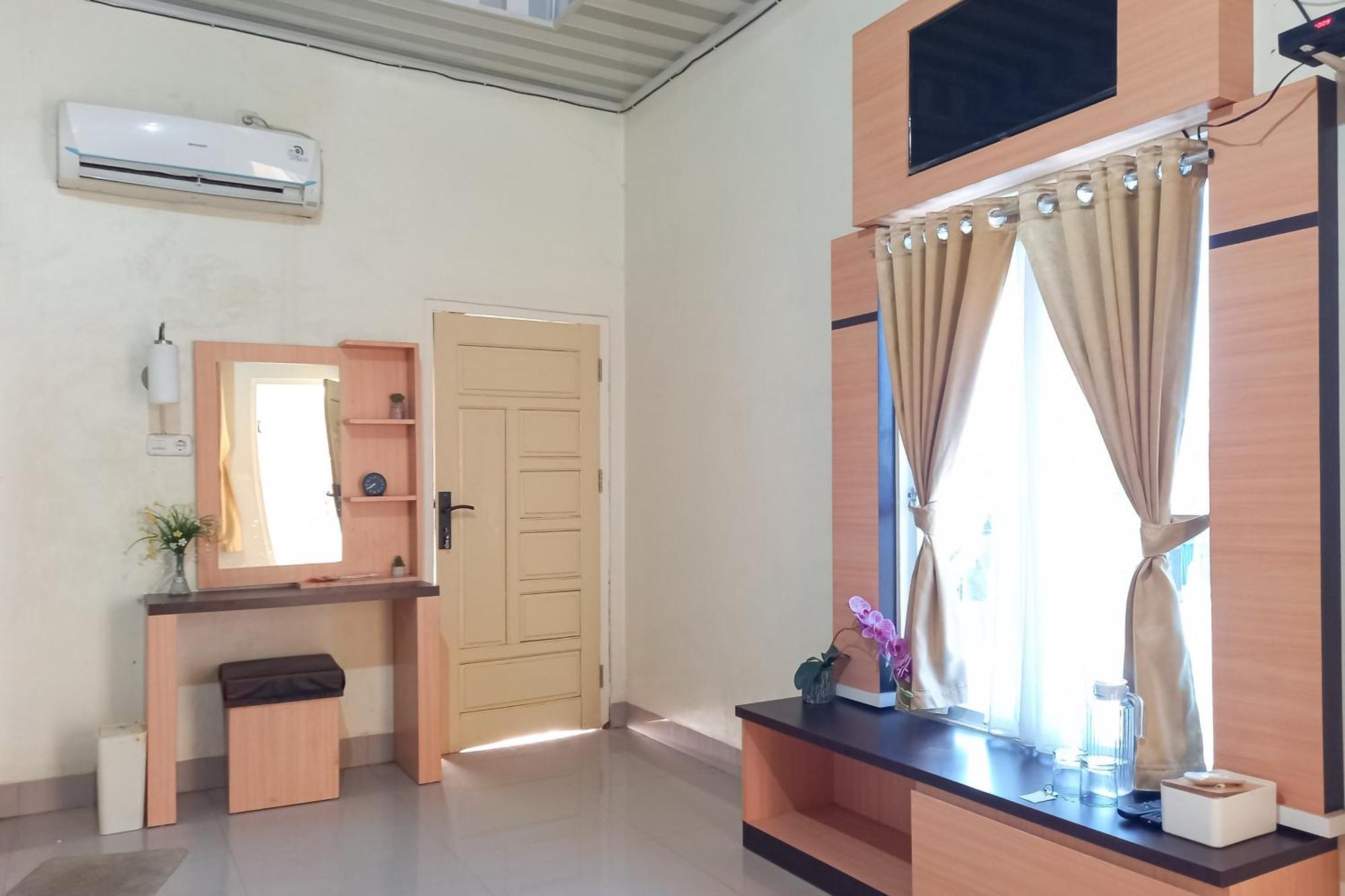 Aroel Homestay Mitra Reddoorz Muara Bungo Exterior foto